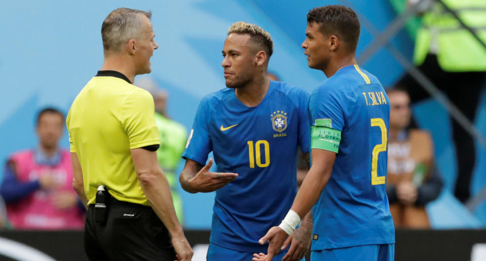 Neymar et Thiago Silva discutent avec l’arbitre lors de Brésil – Costa Rica