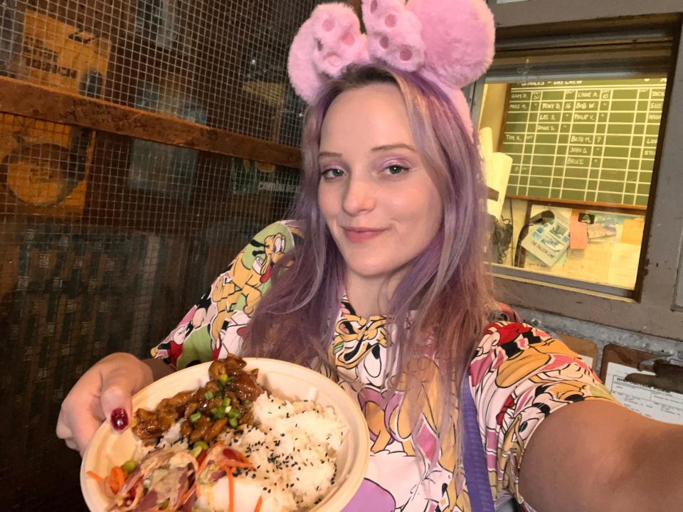 jenna posing with the teriyaki chicken bowl from backlot express in disney world