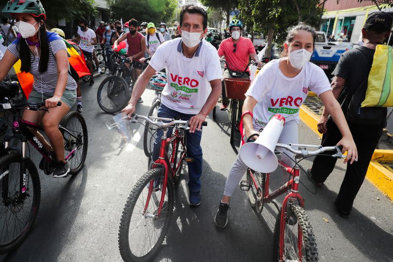 Simpatizantes de la candidata a la presidencia de Perú Verónika Mendoza montan en bicicleta durante un mitin de cierre de campaña en Lima, Perú