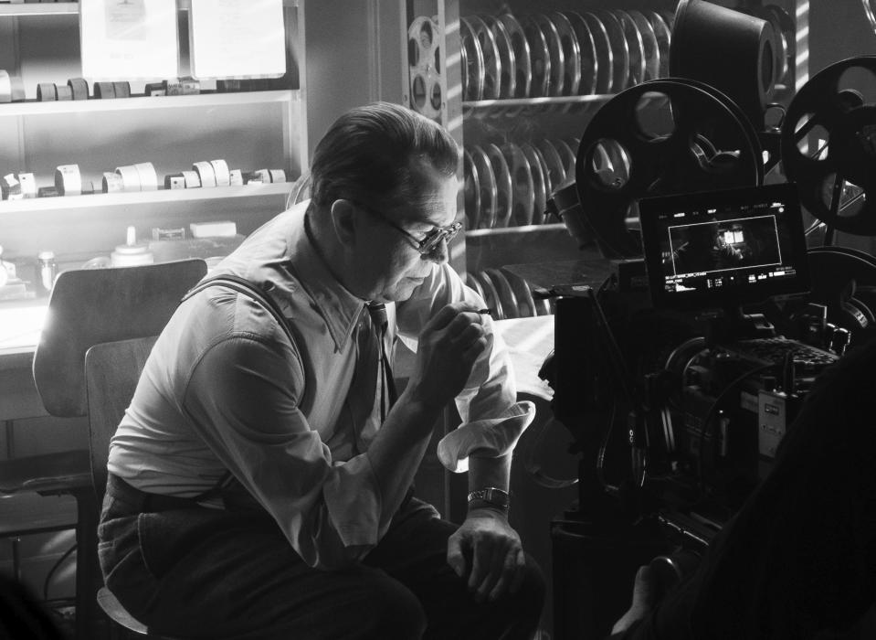 En esta imagen difundida por Netflix, Gary Oldman como Herman Mankiewicz en una escena de "Mank". (Nikolai Loveikis/Netflix vía AP)