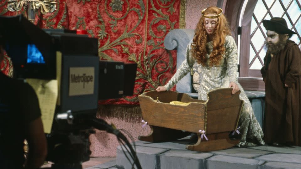 Shelley Duvall, Herve Villechaize, on set, in May 1982, "Rumplestiltskin," for "Faerie Tale Theatre." - Richard Hewett/TVG/Showtime/Everett Collection