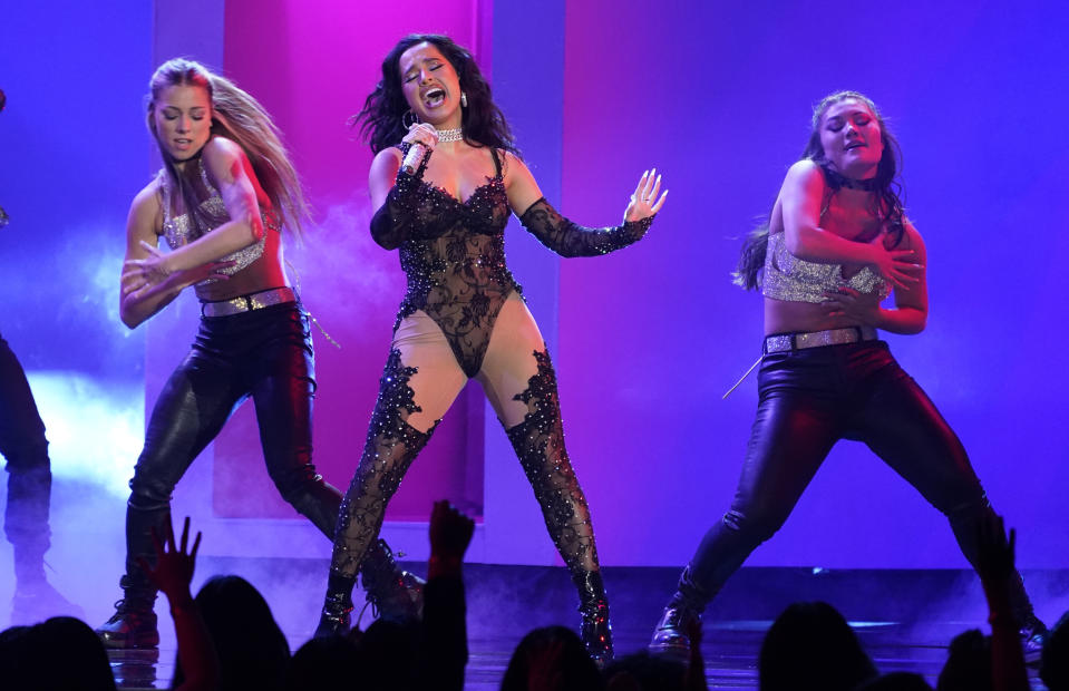 Becky G canta en la ceremonia de los Premios Billboard de la Música, el domingo 15 de mayo de 2022 en el MGM Grand Garden Arena en Las Vegas. (Foto AP/Chris Pizzello)
