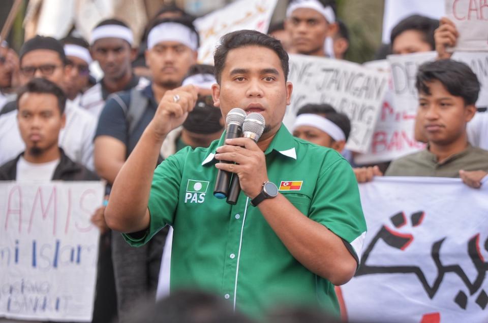 Bangi PAS Youth chief Khairul Nadzir Helmi Azhar speaks during ‘Himpunan Bangkit Pertahan Jawi, Haramkan Dong Zong’ in Kuala Lumpur January 1, 2020. — Picture by Shafwan Zaidon