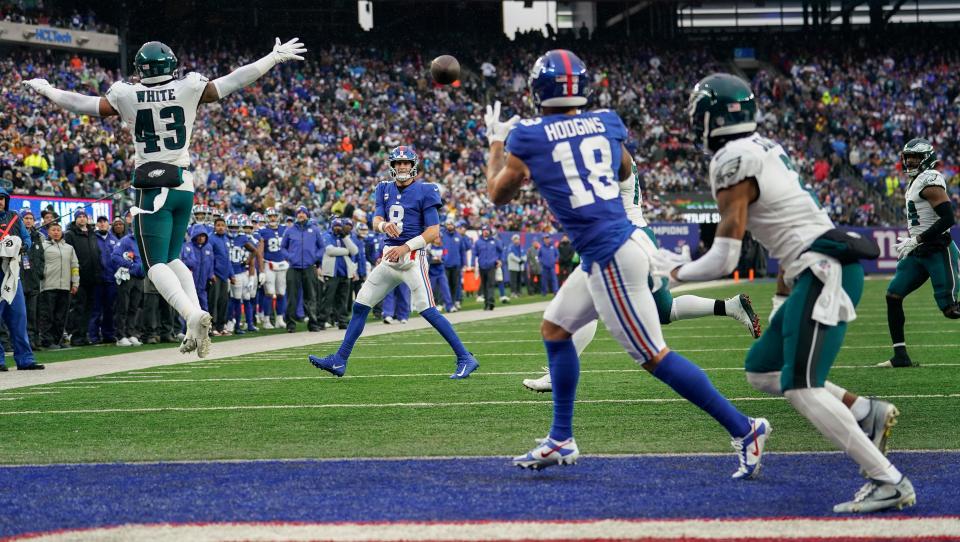 New York Giants quarterback Daniel Jones completes a touchdown pass to wide receiver Isaiah Hodgins.