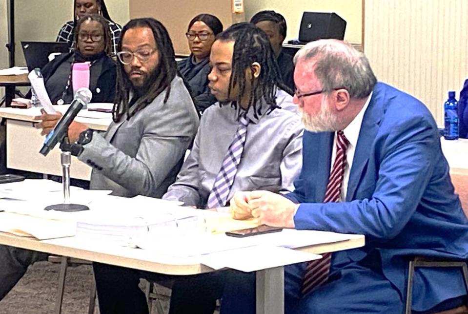 Deante Caruthers, center, sits between law partners William Kendrick and Mark Shelnutt during jury selection for Caruthers’ murder trial. Tim Chitwood/tchitwood@ledger-enquirer.com