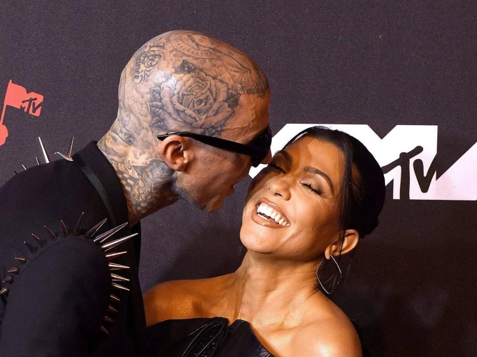 Travis Barker und Kourtney Kardashian im September 2021 bei den MTV Video Music Awards. (Bild: imago images/MediaPunch)