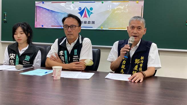 鄭慶欽（右）呼籲市長不要讓與市府無關的人員來介入市府的標案與工程。（陳育賢攝）