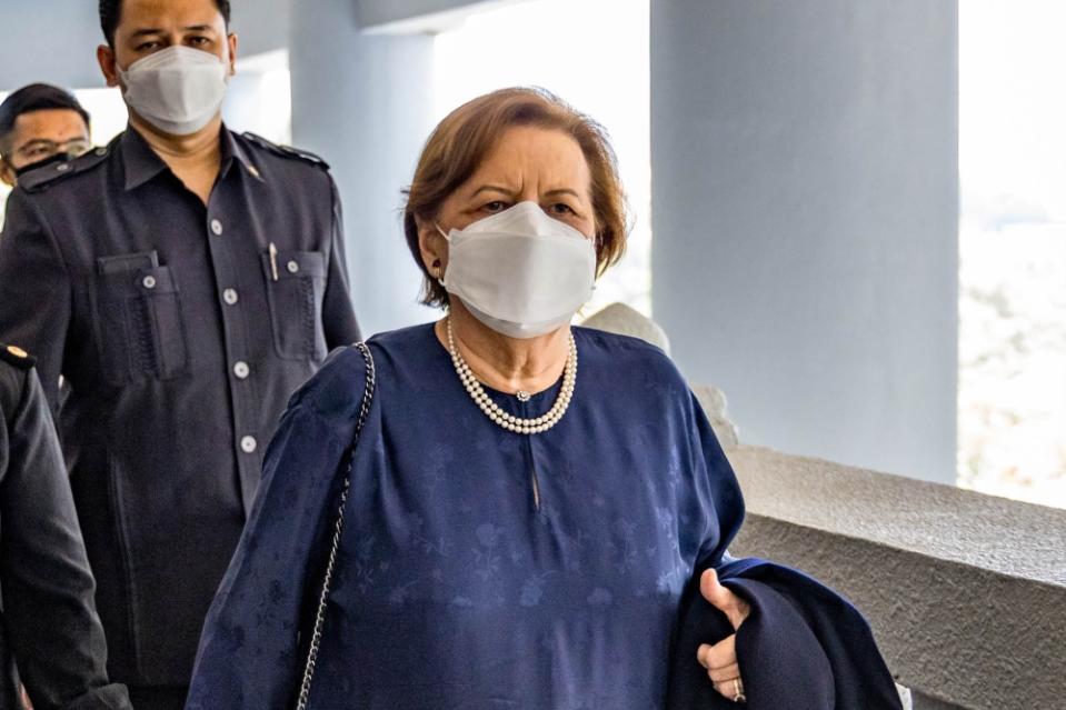 Former Bank Negara Malaysia governor Tan Sri Zeti Akhtar Aziz’s testimony contradicts AmBank Group’s then managing director Cheah Tek Kuang’s previous testimony as the 39th prosecution witness in the same 1MDB trial, where the latter said he had told Zeti about the purported incoming ‘donation’. — Picture by Firdaus Latif