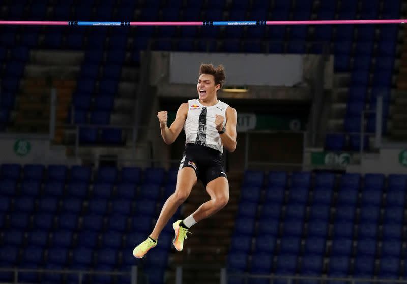 El sueco Armand Duplantis durante una prueba de salto con pértiga masculina en La Liga Diamante de Roma.