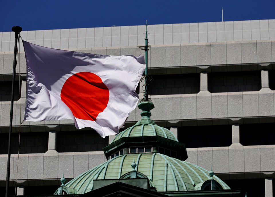 日本中央銀行日本銀行（BOJ）今天在為期兩天的政策會議上宣布結束負利率政策，這是自2007年2月以來首次升息，也是日銀長期貨幣寬鬆政策的轉捩點。圖為日本國旗在日本銀行大樓飄揚。（路透社檔案照）