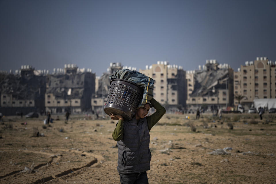 Palestinians flee from east to west of Khan Younis, Gaza Strip, during the ongoing Israeli bombardment, Saturday, Dec. 2, 2023. (AP Photo/Fatima Shbair)