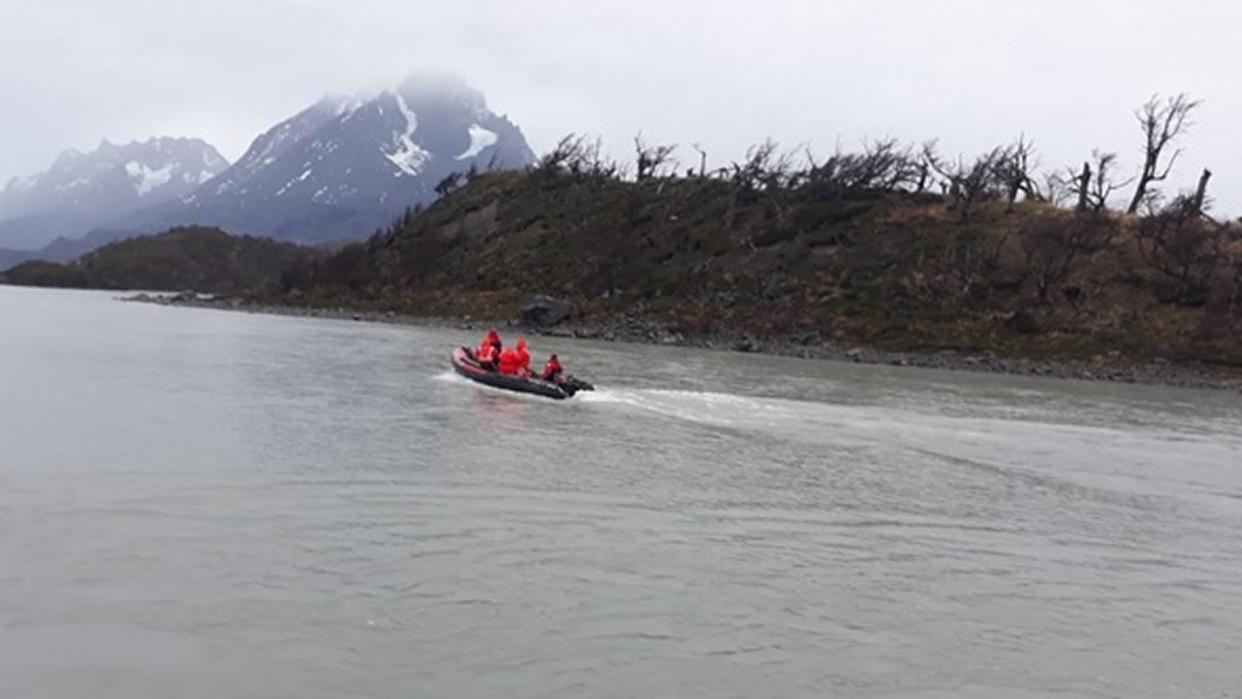 Ein Rettungsteam der Forstbehörde CONAF durchsucht einen See des Nationalparks Torres del Paine, nachdem ein deutscher Forscher als vermisst gemeldet wurde. Der 62-Jährige wurde vom Team tot aufgefunden. Foto: CONAF/dpa