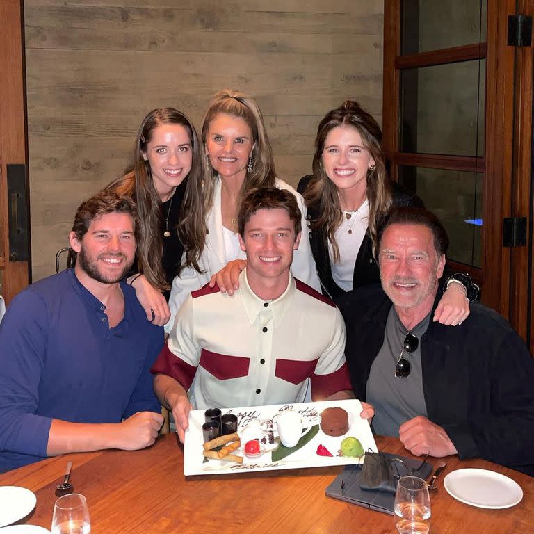 Arnold Schwarzenegger y Maria Shriver junto a sus hijos, Christina, Christopher, Patrick y Katherine 