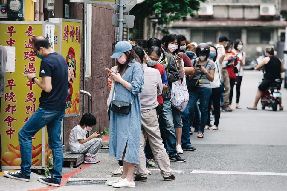 民眾排隊購買快篩試劑示意圖。（圖／本報系資料照片）