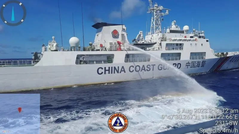 ▲中國海岸警衛隊今年8月在南海攔截並用水炮攻擊一艘菲律賓軍用補給船，菲方批評行為是「非法」且「危險」的。（圖／美聯社／達志影像）