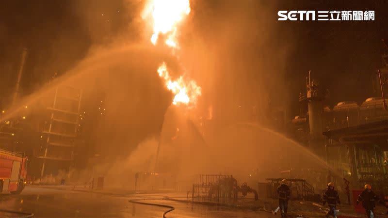 27日晚間中油大林煉油廠大火，烈焰沖天爆炸聲不斷，居民夜不成眠。（圖／翻攝畫面）