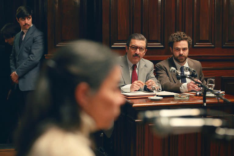 Darín y Lanzani como los fiscales Strassera y Moreno Ocampo en el film