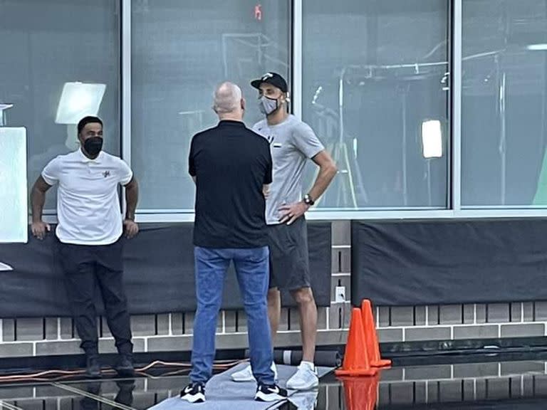 Manu Ginóbili en plena charla con Tom James, el jefe de comunicaciones de los Spurs
 (foto via @InfoManu)