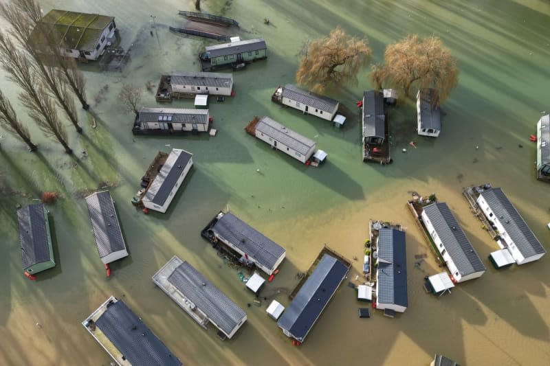 Holiday homes at the Billing Aquadrome in Northampton are surrounded by water due to rising water caused by Storm Henk. A severe flood alert, meaning danger to life, was in place for the River Nene in Northampton, which warned of deep and fast-flowing water at the Billing Aquadrome holiday park and nearby business parks. Jacob King/PA Wire/dpa