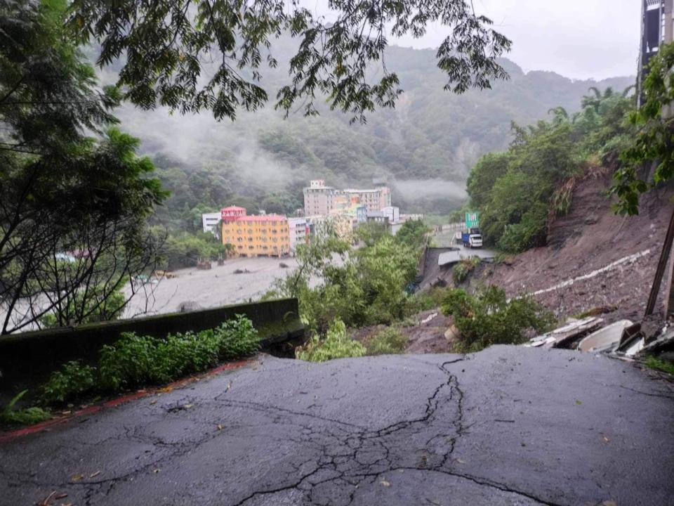 廬山地區居民拍下地基掏空，馬路路面塌陷。蔡先生授權