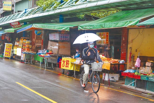 新冠肺炎疫情持續延燒，加上12日北部天氣濕冷，整個碧潭風景遊樂區周遭，顯得冷冷清清。（鄧博仁攝）