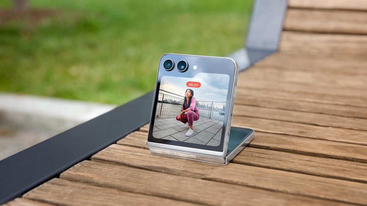  Official lifestyle images of the Samsung Galaxy Z Flip 5 