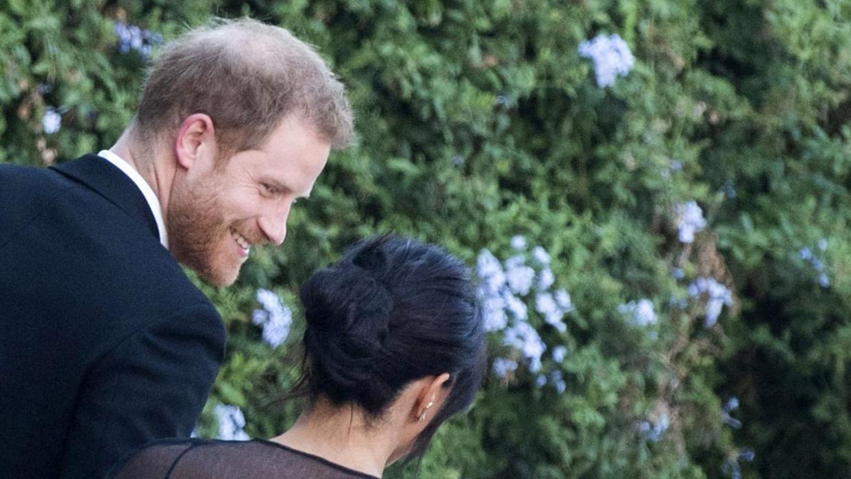 Der britische Prinz Harry und seine Frau Meghan kommen zur Hochzeit von Designerin Misha Nonoo und Michael Hess in Rom. Foto: Claudio Peri/ANSA/