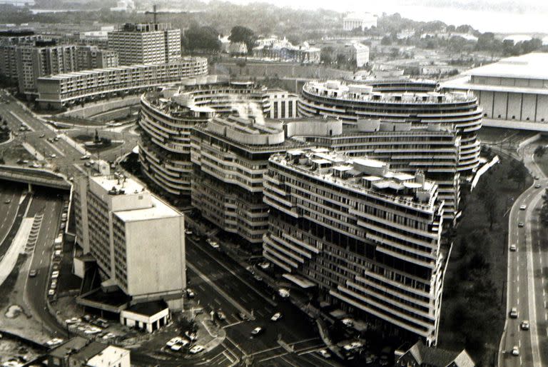 Esta foto de archivo muestra el complejo Watergate en Washington. Un vigilante nocturno notó un trozo de cinta adhesiva en una puerta de la sede del Comité Nacional Demócrata en Washington en junio de 1972 y llamó a la policía, lo que desencadenó el escándalo Watergate que destrozó la presidencia de Richard Nixon. Resultó que la cinta fue colocada allí durante un allanamiento por parte de cinco hombres que tenían la tarea de instalar micrófonos y tomar fotografías de documentos para encontrar información comprometedora sobre los oponentes de Nixon. (Photo by AFP)