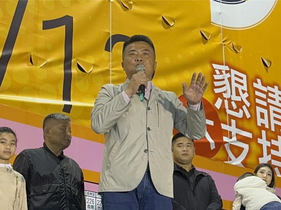 行政院29日核定中捷藍線綜合規畫案，台中二選區立委當選人顏寬恒30日說，樂見行政聽取民意，不過高雄捷運經費中央負擔6成，地方僅負擔4成，中捷藍線正好相反，希望中央不要大小眼。（潘虹恩攝）