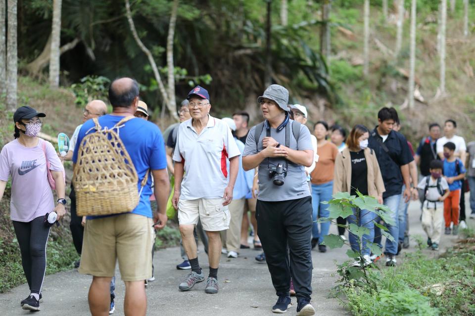 陳立年老師部落導覽介紹部落的咖啡豆和野菜