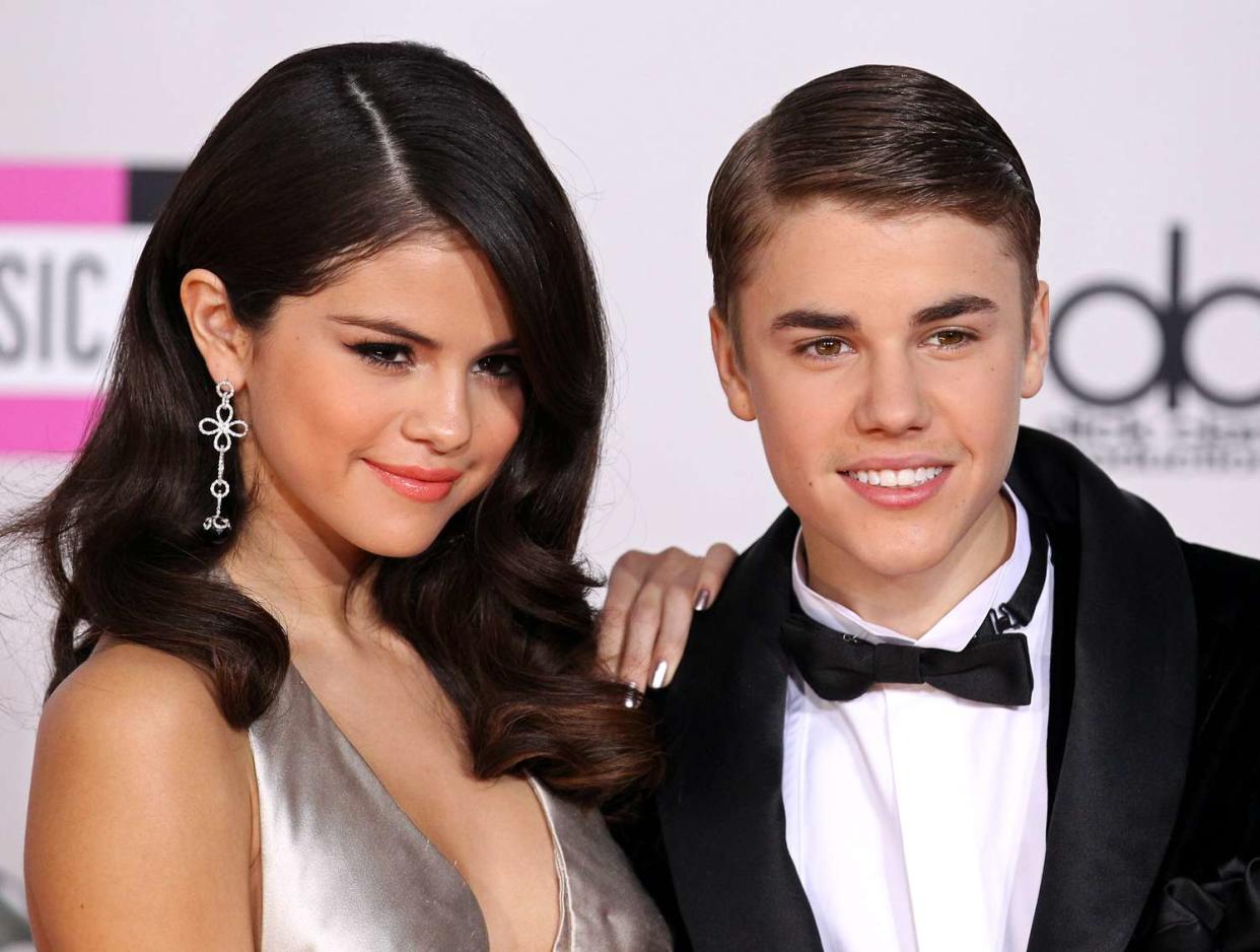 Selena Gomez and Justin Bieber arrive at the 2011 American Music Awards held at Nokia Theatre L.A. LIVE on November 20, 2011 in Los Angeles, California