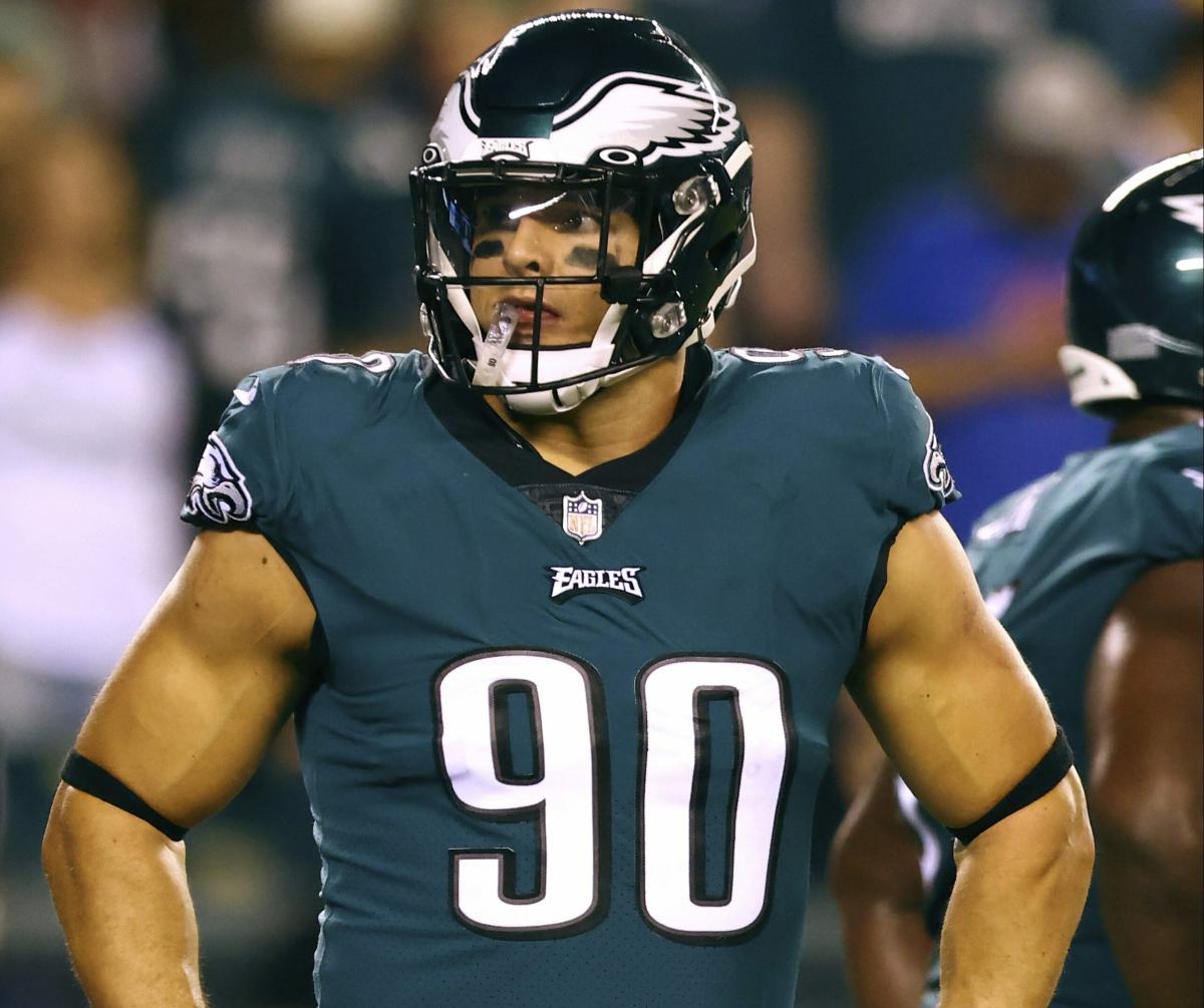 Eagles announce roster moves