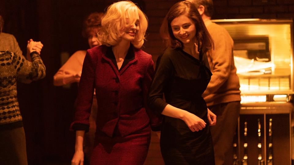 Anne Hathaway and Thomasin McKenzie in Eileen