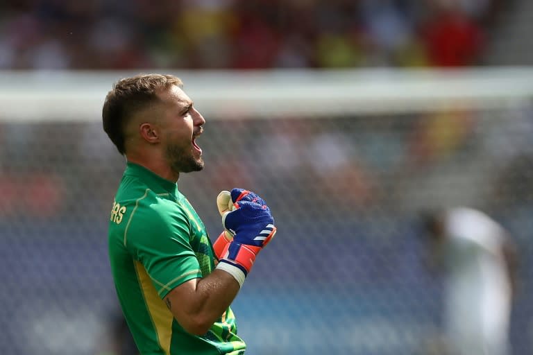 El portero español Arnau Tenas celebra el gol de la victoria de España contra Egipto en el partido de arranque del torneo de fútbol masculino de los Juegos Olímpicos de París, disputado en el Parque de los Príncipes el 24 de julio de 2024. (FRANCK FIFE)