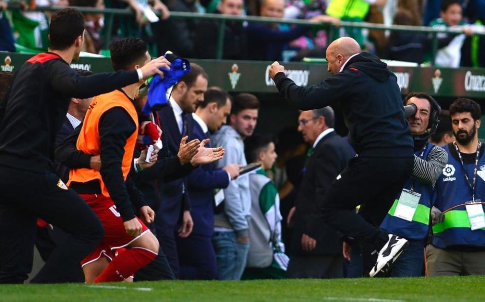 Jorge Sampaoli and the Sevilla bench at full-time.