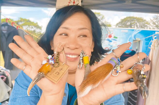 皮雕藝術家張瑪莉將射耳祭未利用的山羌頭角、尾巴及腳蹄回收，製成台東限定版紀念品。（莊哲權攝）