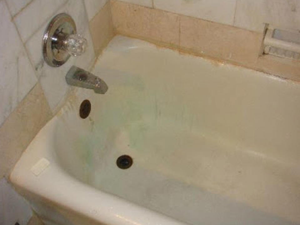 Auch diese Badewanne sieht nicht gerade einladend aus. Im Gegenteil. Allerdings würden Putzmittel hier vermutlich auch nicht mehr weiterhelfen. (Bild-Copyright: uglyhotelrooms.blogspot.de)