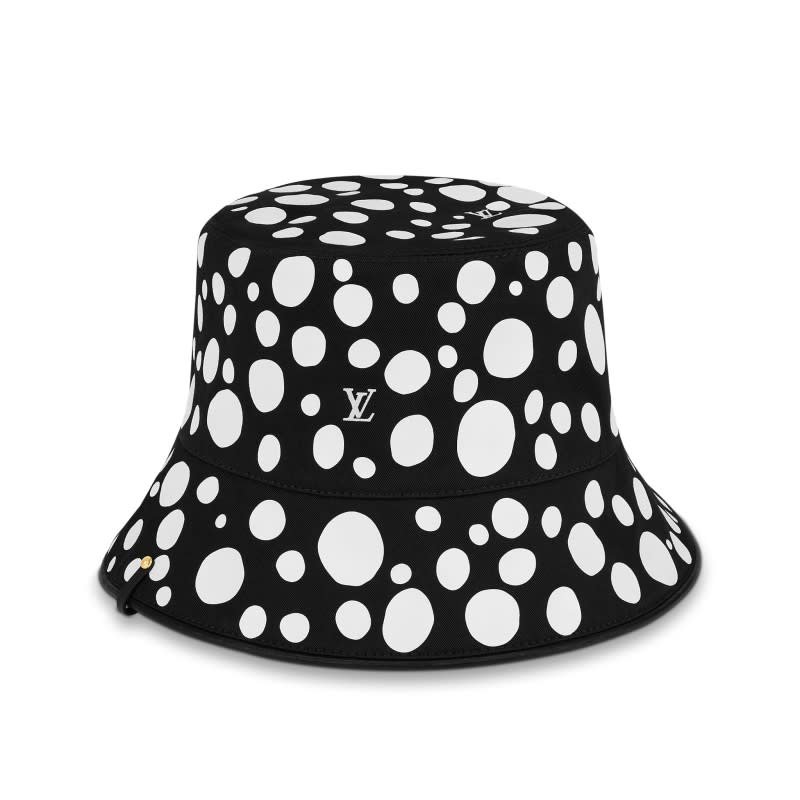 系列裡的無限圓點以黑白方式呈現在這款漁夫帽上，更可以雙面來配戴 Source:Louis Vuitton