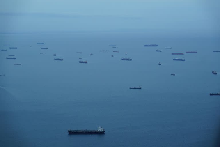 Barcos de carga esperan en la Bahía de Pananá para transitar por el Canal de Panamá. (AP Foto/Arnulfo Franco)