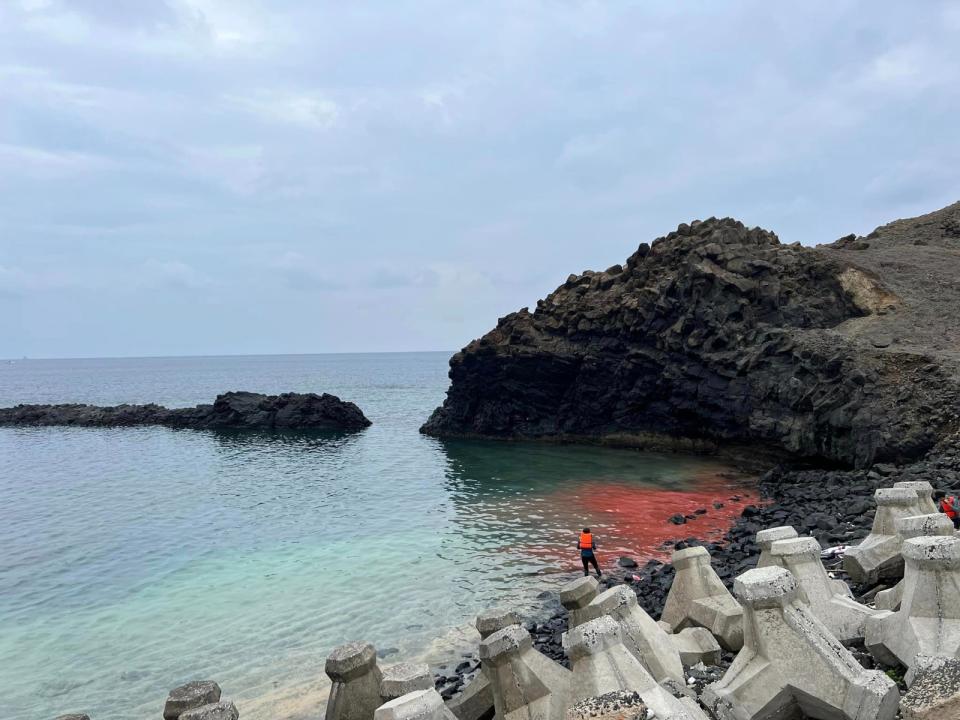 澎湖七美海域珊瑚，選在母親節的今天產卵大爆發，臥牛海域呈現一片紅通通。翻攝七美報報臉書