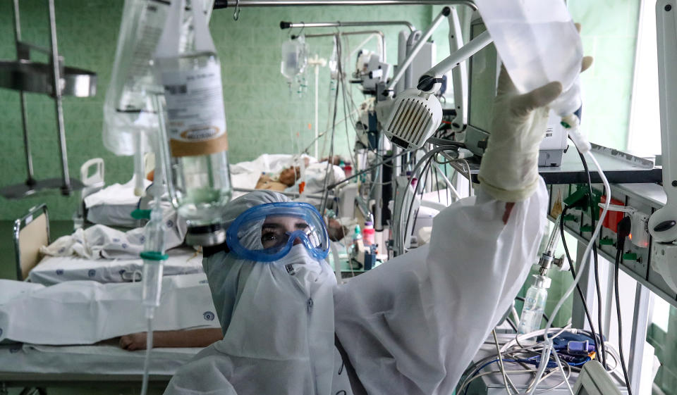 A nurse at an intensive care unit of the COVID-19 treatment facility in Russia, where confirmed and suspected cases are treated. Source: Getty 