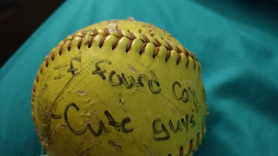 When Hayley Robbins was 12 years old, she wrote a message to “cute guys” on a softball and threw it in the ocean. Six years later someone actually responded to her message. (Photo: Twitter)