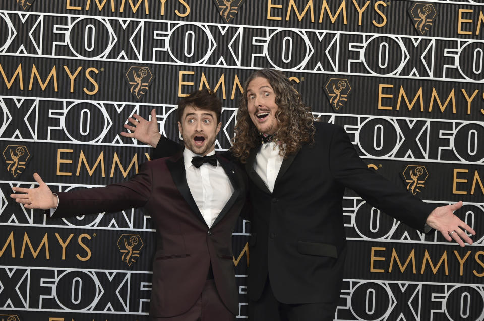 Daniel Radcliffe, izquierda, y "Weird Al" Yankovic llegan a la 75a edición de los Premios Emmy el lunes 15 de enero de 2024 en el Teatro Peacock de Los Ángeles. (Foto Richard Shotwell/Invision/AP)