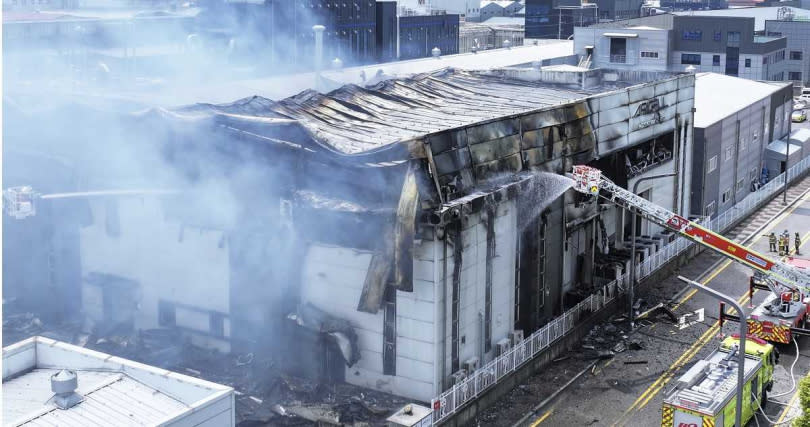 南韓京畿道華城市鋰電池工廠「ARICELL」發生嚴重火警事故，導致23人不幸罹難、8人受傷。（圖／達志／美聯社）