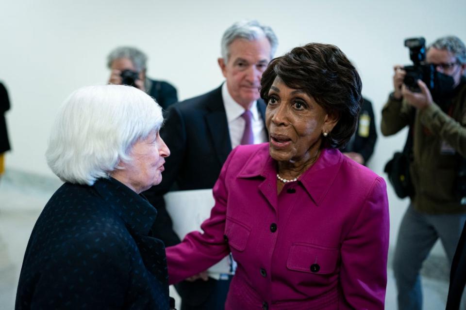 Maxine Waters, una demócrata de California y presidenta del Comité de Servicios Financieros de la Cámara, con Janet Yellen, secretaria del Tesoro de EE.UU., en septiembre del 2021 (Getty Images)