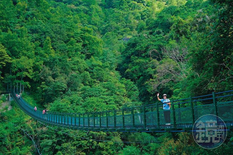 橫跨拉庫拉庫溪谷的山風一號吊橋，位於步道1公里處，是可感受古道濃濃綠意的景點。