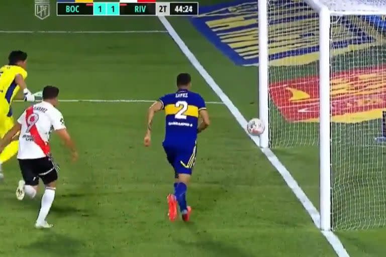 Parecía que la pelota iba a entrar al arco de Boca, pero un insólito efecto lo impidió y River se llevó sólo un 1-1 de La Bombonera en el capítulo más reciente del superclásico.