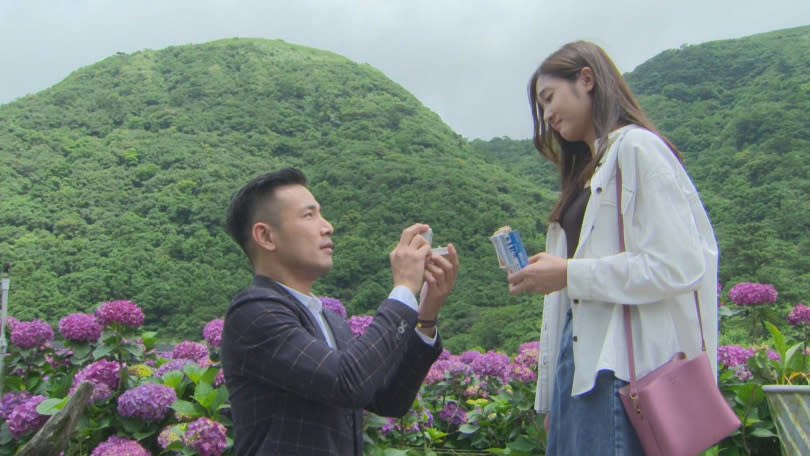 傅子純跟邱子芯到繡球花園上演求婚戲碼，讓女主角邱子芯想婚了。（圖／民視提供）