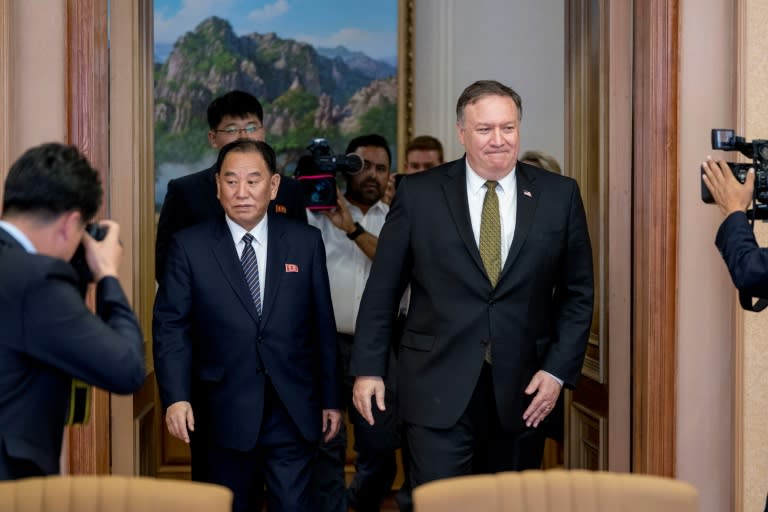 Le secrétaire d'Etat américain Mike Pompeo (d) et Kim Yong Chol, bras droit du leader nord-coréen Kim Jong Un, le 7 juillet 2018 à Pyongyang
