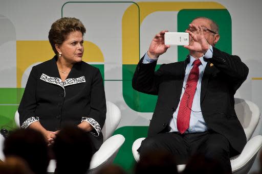 El ministro brasileño de Comunicaciones, Paulo Bernardo Silva, toma una foto a la audincia que asiste a la Cumbre NETMundial, el 23 de abril de 2014 en Sao Paulo. (AFP | Nelson Almeida)